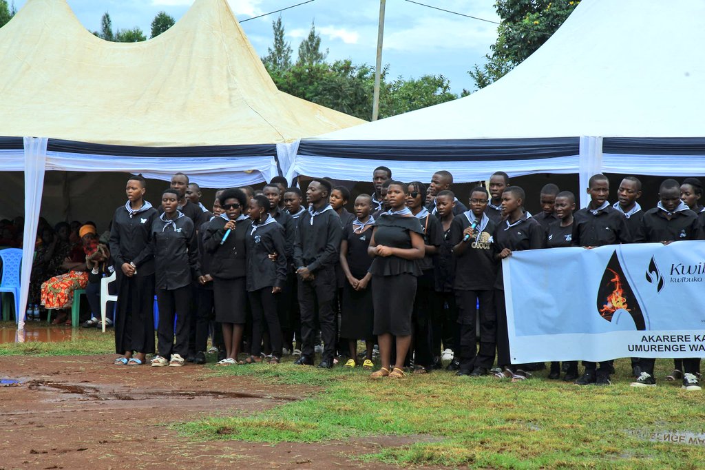 RusiziDistrict's tweet photo. Mayor SINDAYIHEBA Phanuel  yibukije ko #Kwibuka Jenoside yakorewe abatutsi ari ukwereka no guha ubutumwa abayiteguye bakanayishyira mu bikorwa ko u #Rwanda rutazimye,ko umugambi wo kurimbura abatutsi bakabamaraho batawugezeho kandi ko imbaraga zayihagaritse zikubye incuro nyinshi https://t.co/qRMEWrLfks