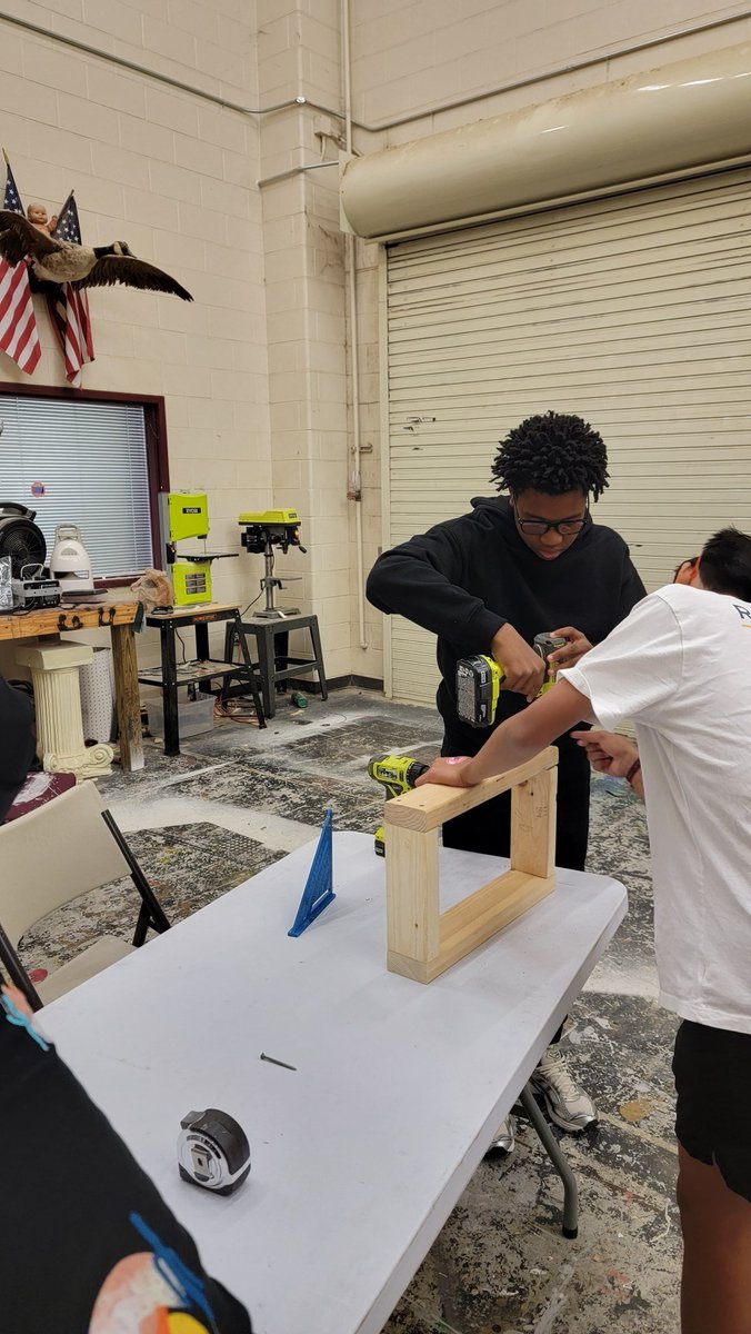 JNolan137's tweet photo. Tech 1 learning how to build flats! @HumbleISD_SCHS @HumbleISD @HumbleISD_Arts https://t.co/wSN7djebQR