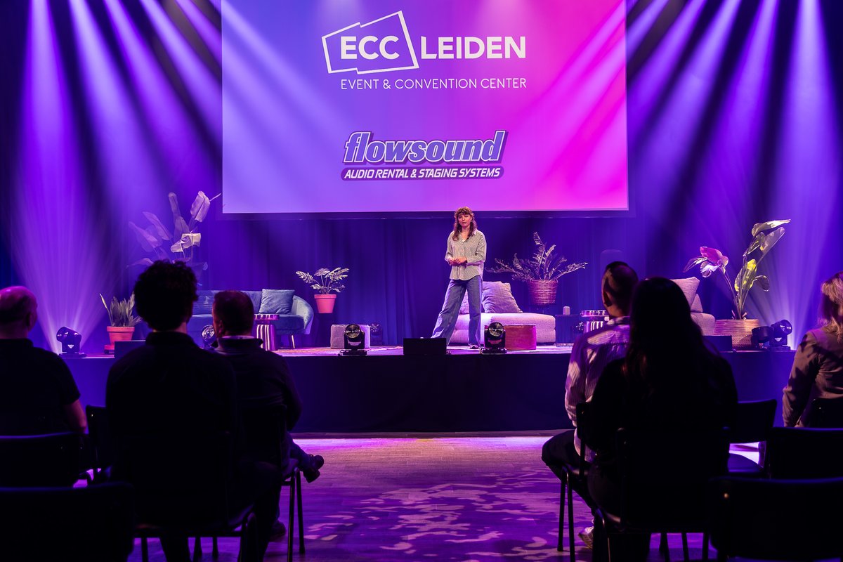 Op zoek naar een indrukwekkende locatie voor jouw bedrijfsevenement? The Hall biedt 2700 m² en alles wat je nodig hebt. Of het nu gaat om een zakelijk evenement of congres tot 1000 personen, wij zorgen samen met onze partner Flowsound voor professioneel licht en geluid.