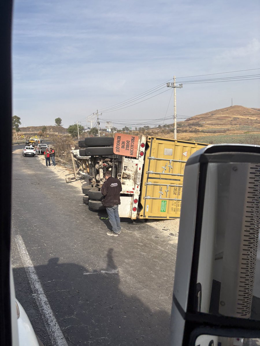 JorgePmx76's tweet photo. Tráfico intenso en carretera a Morelia en dirección Guadalajara-Colima a la altura del Km. 40, se encuentra un contenedor volcado, ya hay presencia de autoridades @Trafico_ZMG https://t.co/832Wyxvwlw