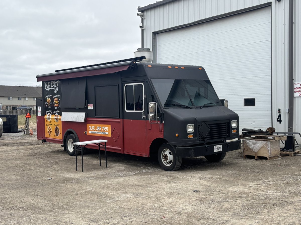 Spring rush is around the corner ! So we thought it would be cool to bring in a food truck for the staff ! 😍