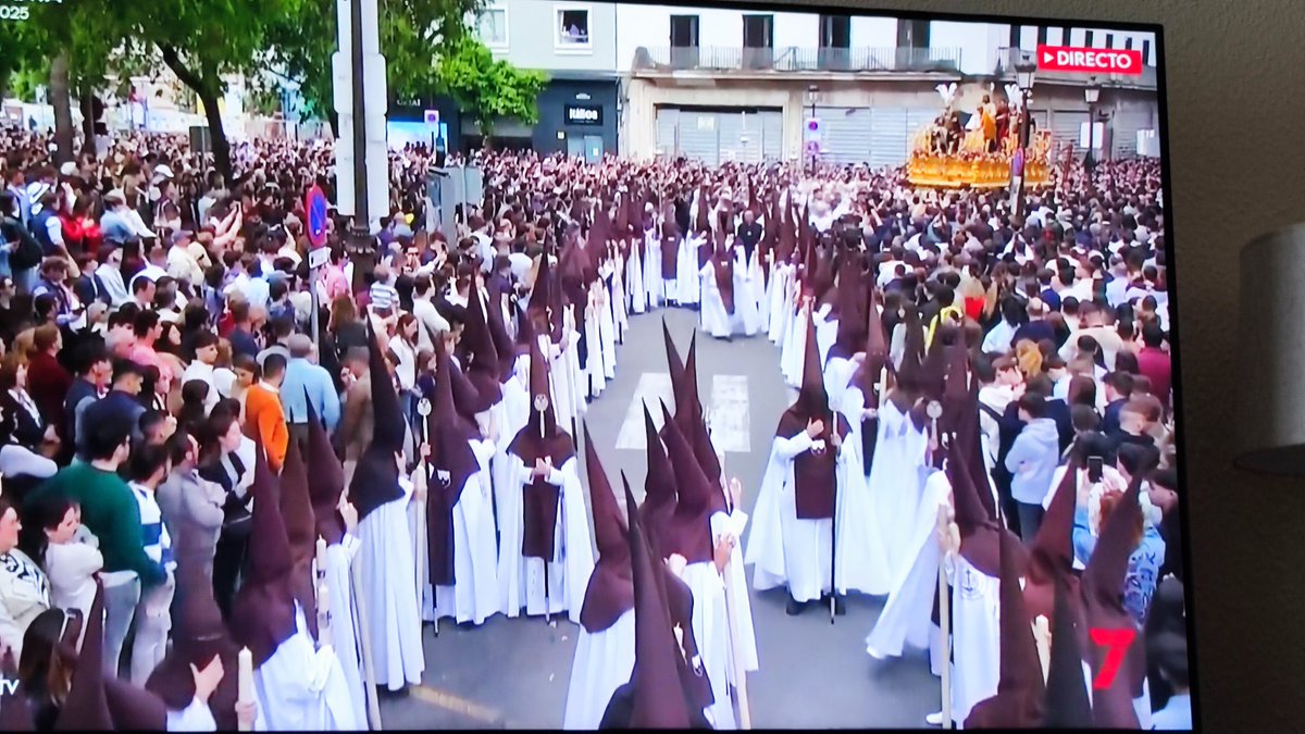 La campana con muchas sillas vacías al paso de El Carmen... hoy la excusa es el viento? el frío? el sol? las nubes? 

Y lo de fuera atestado de público

#SSantaSevilla25
#ssantasevilla2025 #SSanta7TV #ssanta101tv <a href="/LaPasion7TV/">La Pasión</a> <a href="/101TVSevilla/">101TV Sevilla</a> <a href="/PTV_Sevilla/">PTV Sevilla</a> #MiercolesSanto
#Miercoles