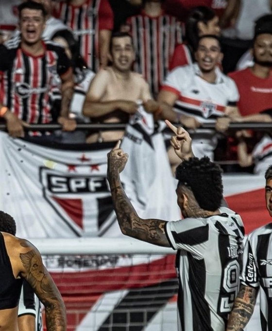 A regra é clara: se você está bronzeado apenas na região dos ANTEBRAÇOS, você NÃO TIRA a camisa em público. Ou pode acabar sendo ofendido pelo Igor Jesus.