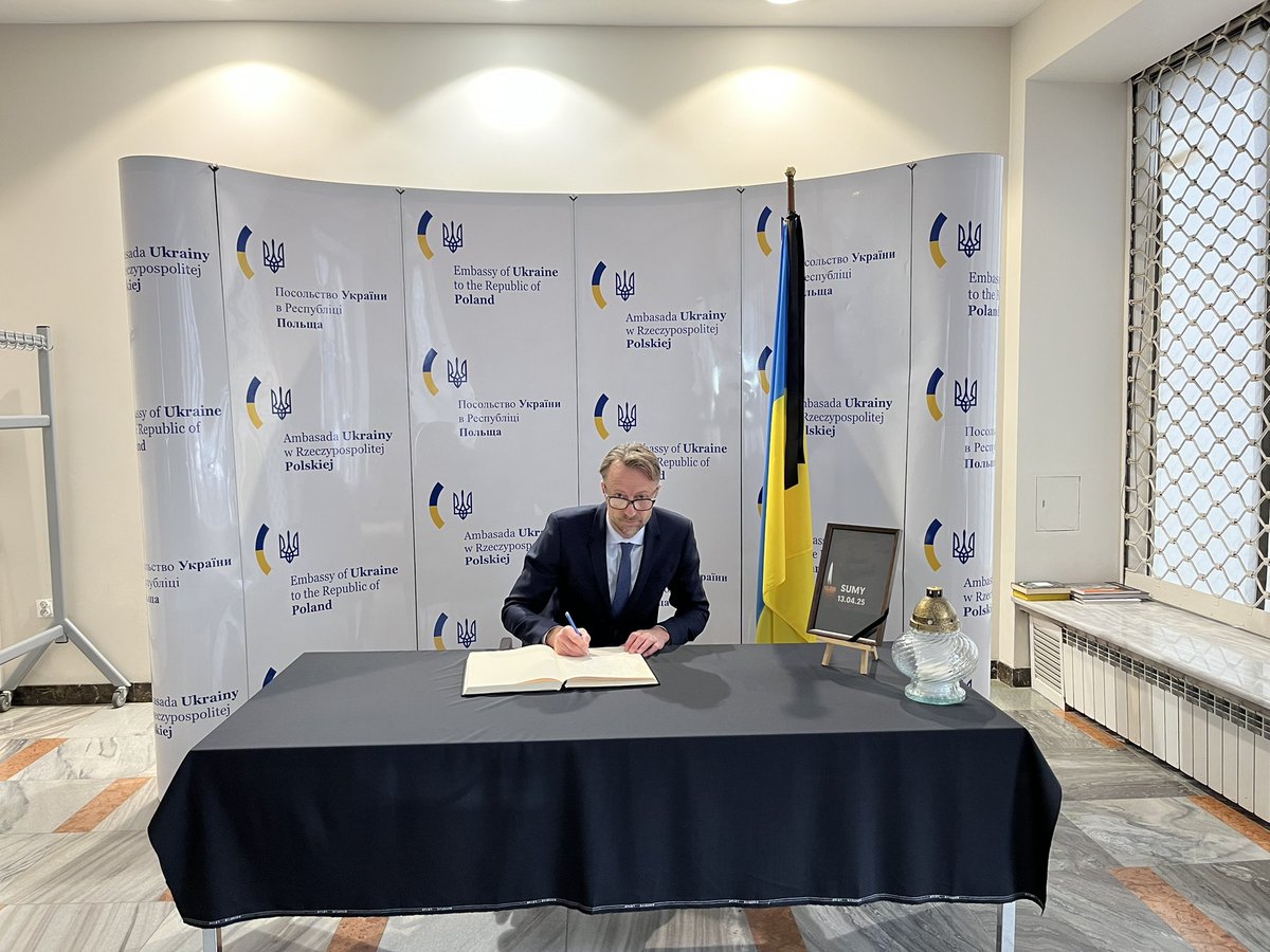 Today visited the Embassy of Ukraine to sign the book of condolence after Russia’s horrific missile attack on Sumy on Palm Sunday. Our thoughts are with all those who lost their loved ones. 

🇸🇪 will continue to stand with 🇺🇦 and provide support for as long as it takes.