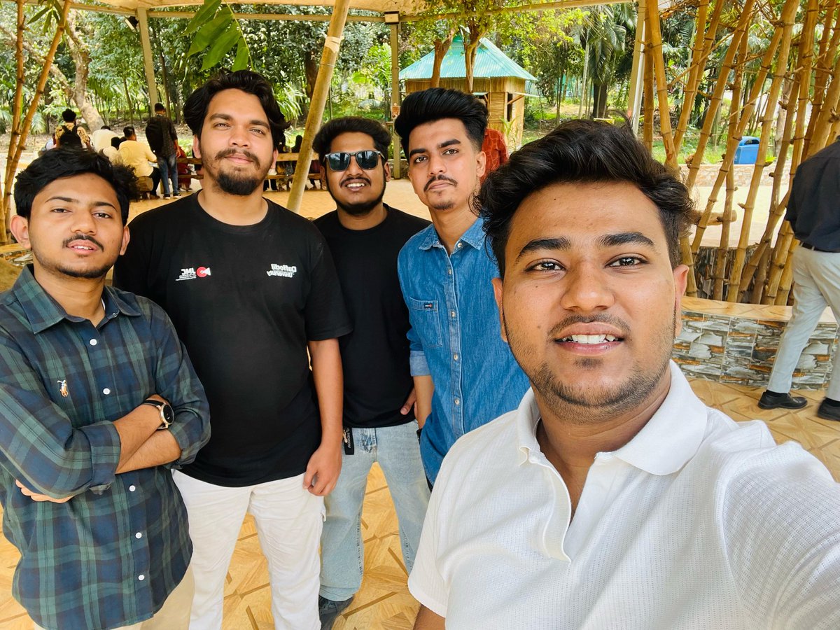 truthStorylinE's tweet photo. "Attending a bootcamp on Mobile Journalism! A day full of learning about mobile accessories and gear. Grateful to Abdul Kabil Khan sir for enlightening us on camera framing and angles. #GoMoJo 
#MobileJournalism 
#jmconlinemojo
@MoJoJamil https://t.co/BzTZ6TNXai