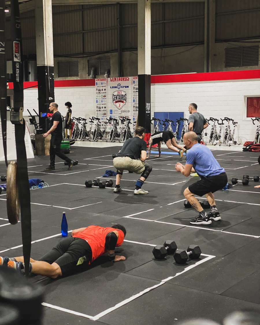 centaurusvigo's tweet photo. Combinando intervalos de alta intensidad con breves pausas, el HIIT pone tu metabolismo a trabajar al máximo 💥

Te apetece probar una clase GRATIS?! Te esperamos!

#Vigo #Pontevedra #Galicia #CentaurusBox #Gimnasio #CrossTraining #fitness #gym #workout #fit https://t.co/SXie0bQq9W