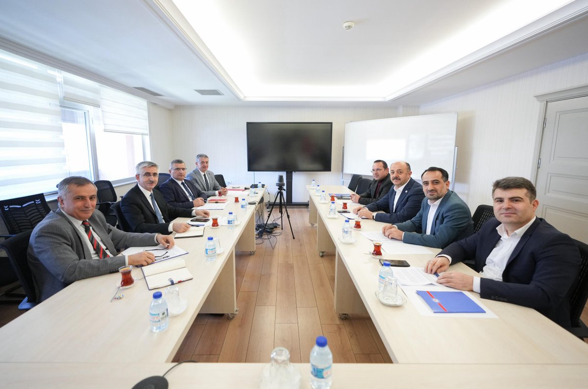 TALEP ETTİK, KARŞILIK BULDU

Kurum İdari Kurulu (KİK) gündemine taşıdığımız norm kadro fazlası öğretmenlere ilişkin talebimiz Milli Eğitim Bakanlığında karşılık buldu. Norm kadro fazlası öğretmenlerin resen atanmaları durduruldu; tercihte bulunarak yer değişikliği yapanlara ise