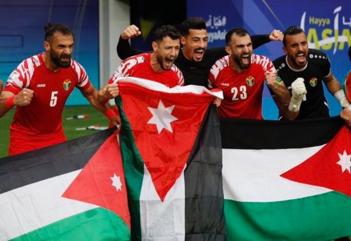 AbdallahAlabed's tweet image. Jordanian National #Flag_Day 
It is a day of pride and honour. 
Our flag represents and embodies our identity, our history, our national unity, our homeland, and our wise Hashemite leadership.
We are ready to sacrifice our lives so that it may continue to fly high in the sky.