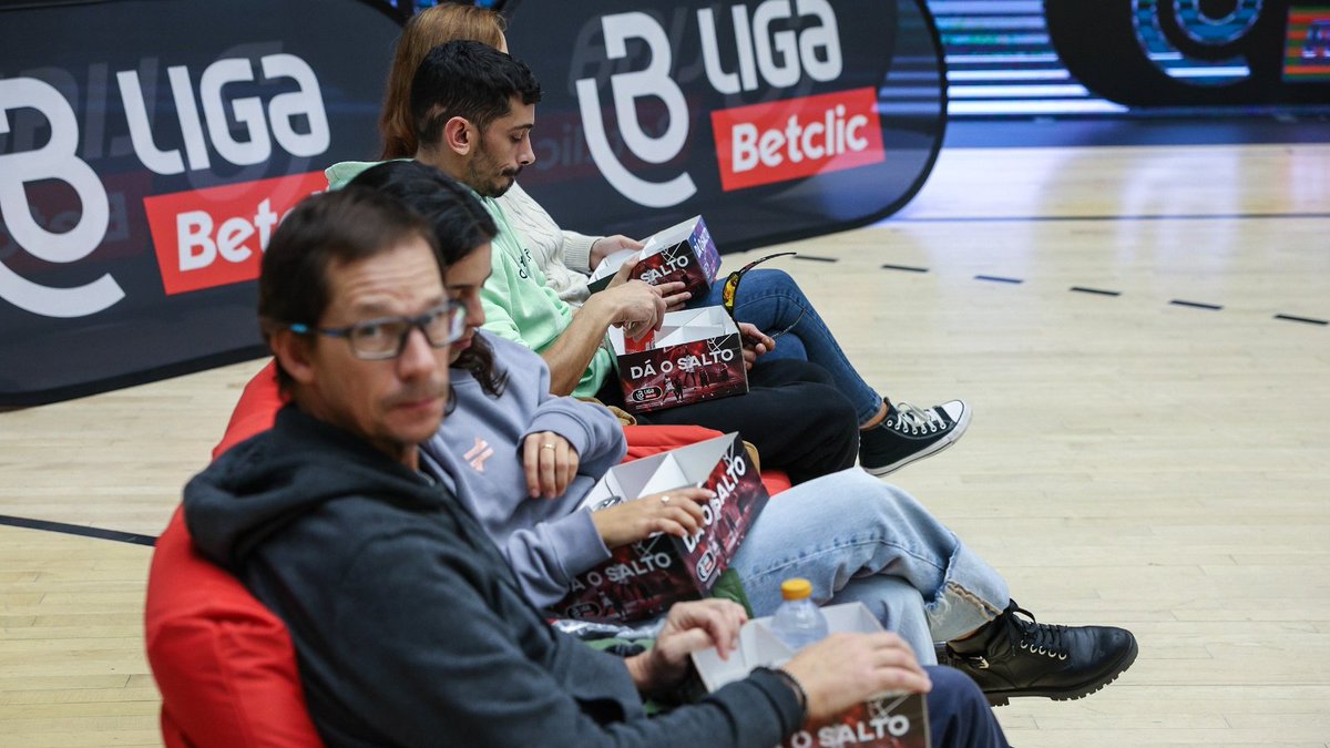 🏀 Vamos sortear 1 bilhete duplo no nosso sofá para o Sporting-Benfica da #LigaBetclic! Tens direito a snack, bebida e ainda 10€ em Freebets.

- Dá RT + Like
- Identifica quem vais levar contigo

Podes comentar várias vezes mas com pessoas diferentes.
Vencedor anunciado amanhã.