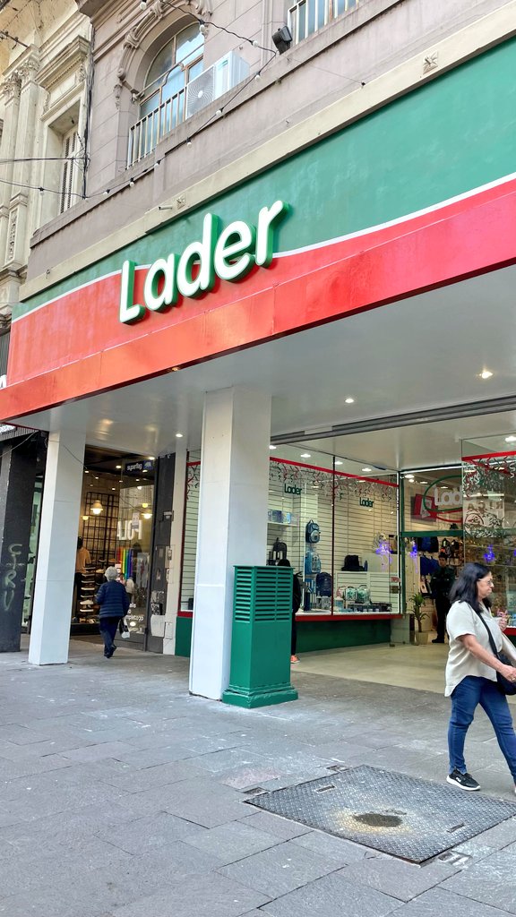 PreciosRosario2's tweet photo. 👉🏻 Abrió un nuevo local de #Lader (en Peatonal Córdoba 1063, antes estaba La Cubana)

👉🏻 Por la inauguración, tienen un 30% de descuento en todo para compras mayores a $15.000 (hasta el 27/04) pagando con Mercado Pago (solamente en ese local)

👉🏻 Algunos precios (sin el descuento aplicado)
🎒 Mochilas a $6.000 y $9.900
🖍 Box de 36 marcadores a $12.00

#FotoTestigo 📸
