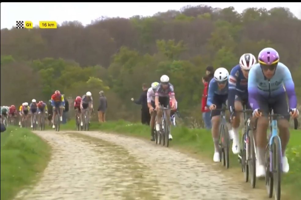 Florian Dauphin de retour sur les pavés 💥

À l’offensive !

#RVL | #AllezTotalEnergies ⚡️