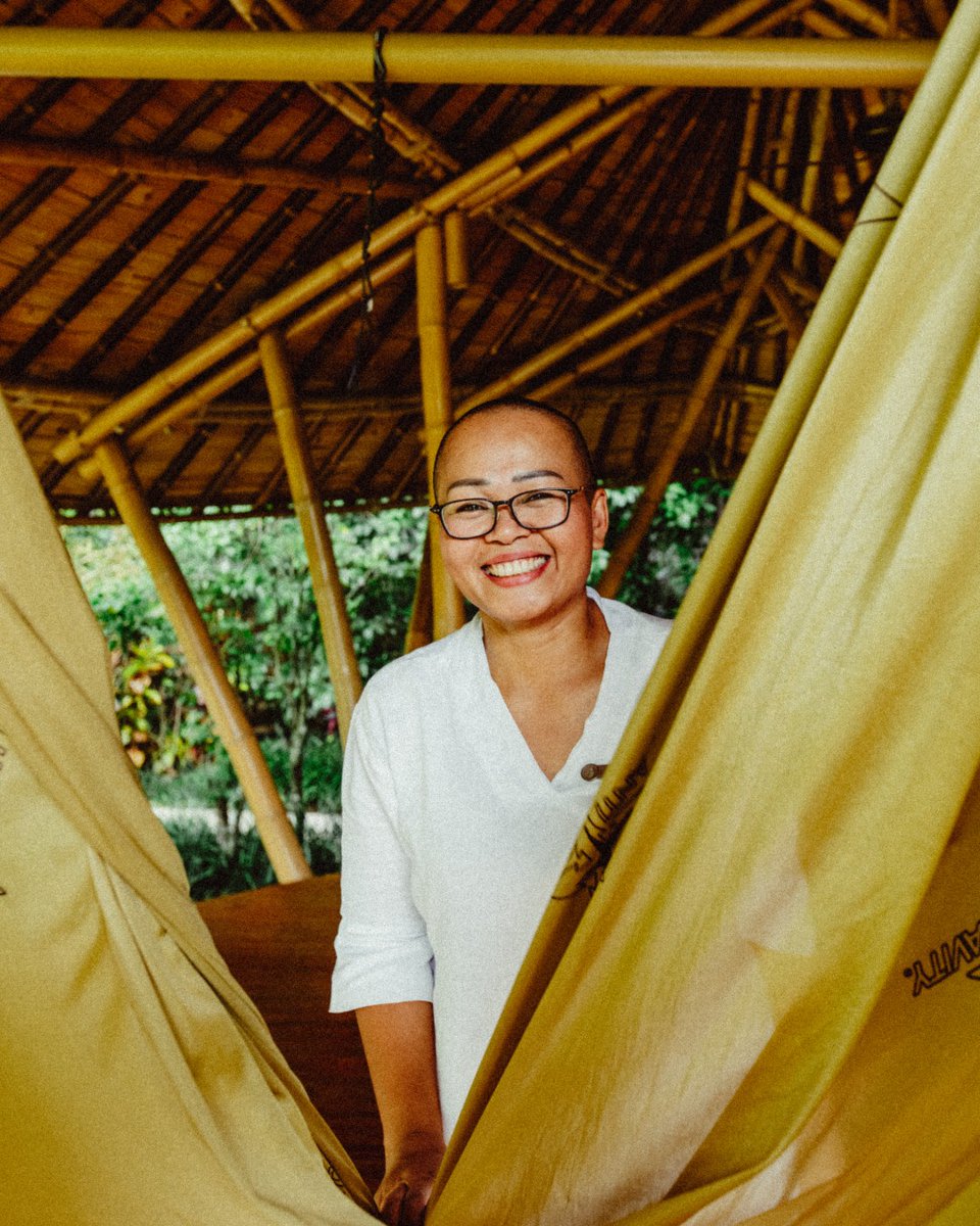 FSBali's tweet image. Rock-a-bye baby in the treetops with former Buddhist nun, Ibu Fera. Suspended in an aerial silk hammock, you are wrapped in pure holiday bliss. 📸: @princeoftravel #FSWellness #UbudBali #ExperienceFS
