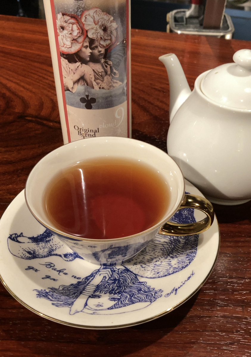 coco_ringo's tweet photo. cloud9の紅茶もいただいたのに画像をあげ忘れておりました🥀華やかな薔薇の香りに包まれます。味も飲みやすくて美味しい🥰何も言わずに宇野亞喜良さんのカップに淹れてくださるマスターのお心遣い。　#純喫茶キラーズ https://t.co/IQJKWhR8B2