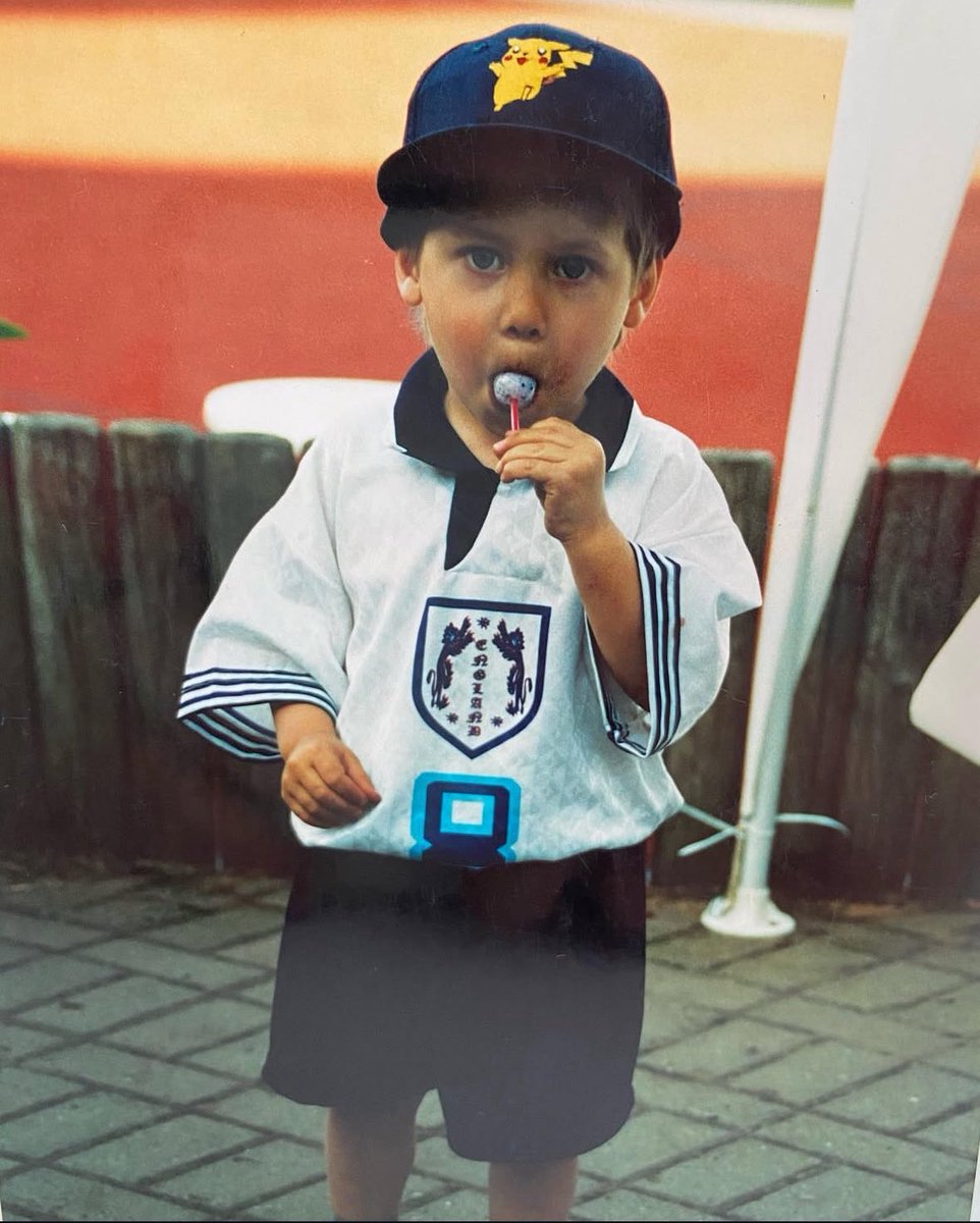 Optimum_Primez's tweet photo. @JoachimHebel Gazza Trikot von ‘98. Seitdem verliebt in die Three Lions und die vor allem in die Premier League. https://t.co/GymzpUgLKH