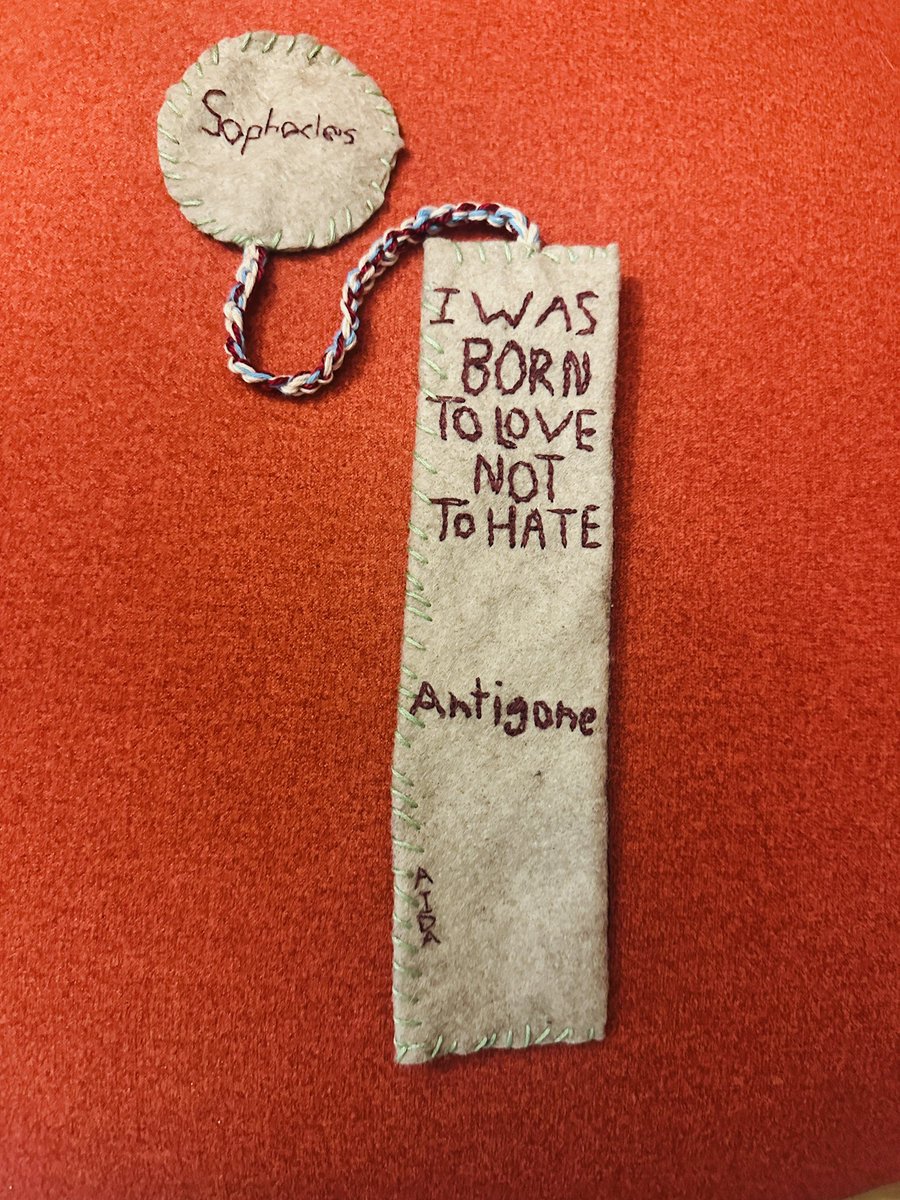 از مجموعه‌ی طرح‌های‌م بر اساس نمایش‌نامه‌ی آنتیگونه
 
زاده شدم تا عشق بورزم نه نفرت 
آنتیگونه، سوفوکل

#گلدوزی  #سوزندوزی #آنتیگونه #سوفوکل 

A collection of my designs based on the play “Antigone”.
I was born to love not to hate.
Antigone, Sophocles
#embroidery #antigone