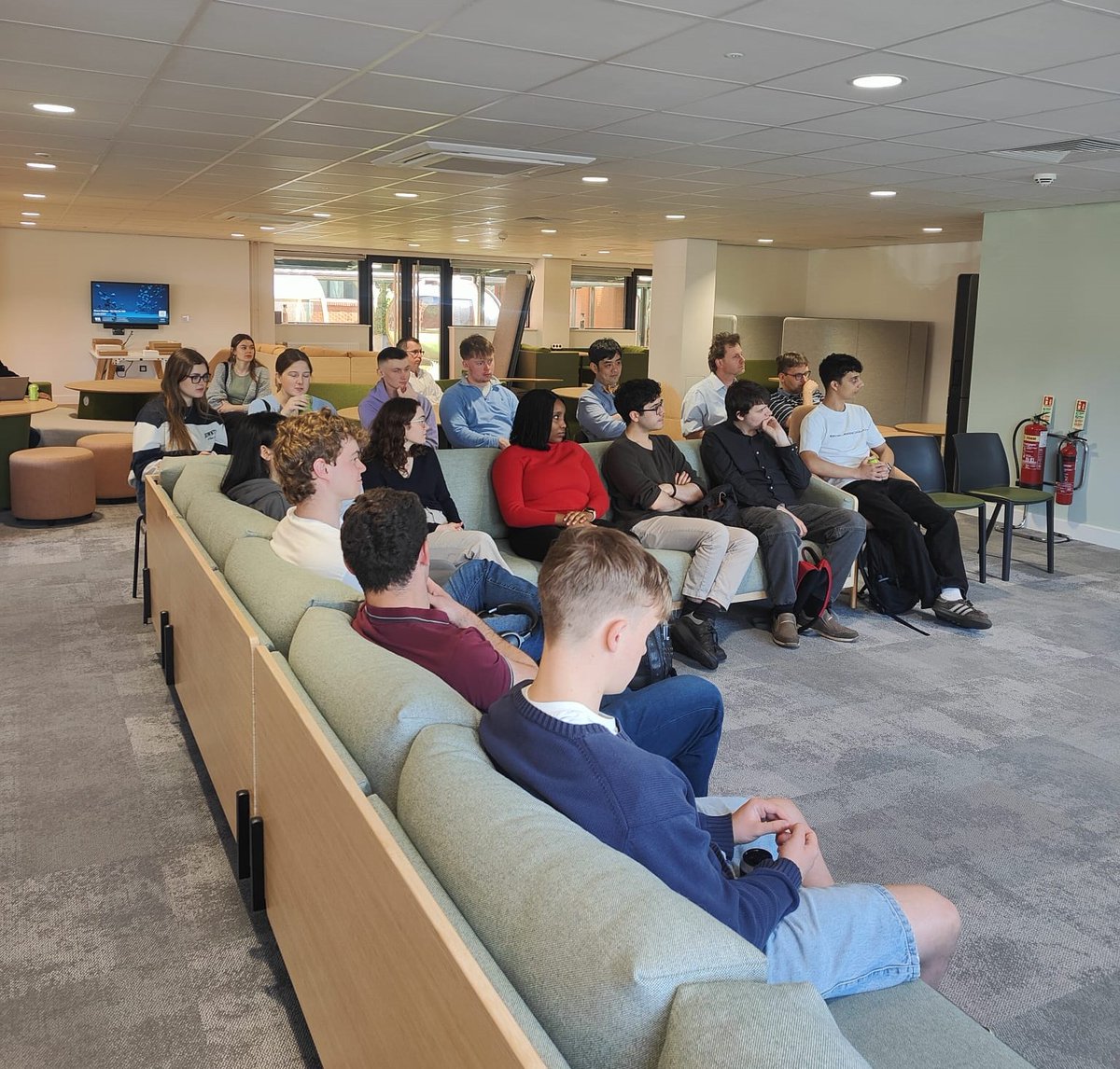 💵🌎 Last week, we held a debate for our Economics students. 

We tackled one of the most talked-about economic policies in recent years: "Trump’s Tariff Policy – Boost for the U.S. or Drag on Global Growth?"