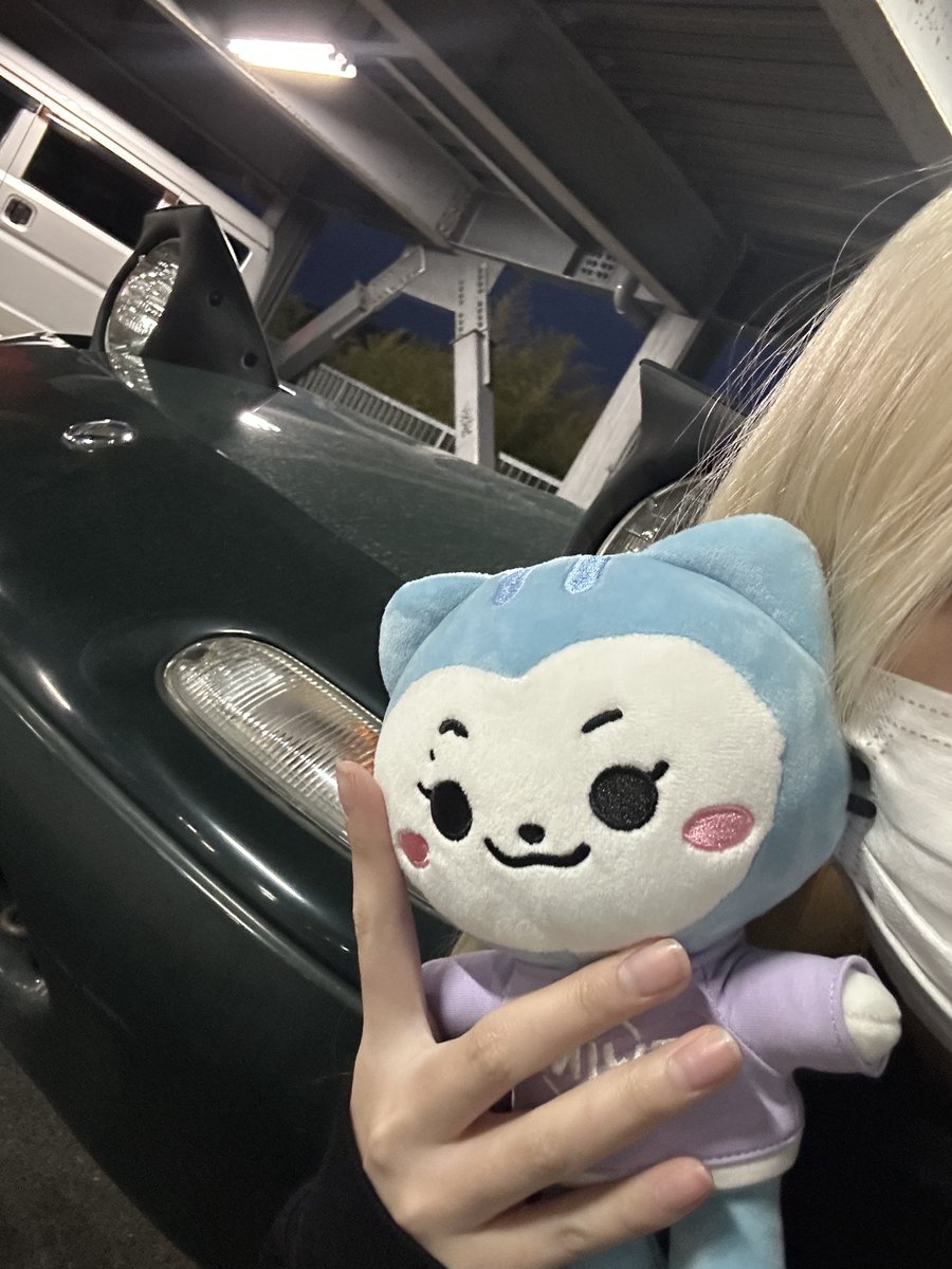 R417ll's tweet photo. リュジンさん誕生日おめでとおおお！💜
お車とても汚いけど愛車とリュジンさん😌🫶🏻
リュジンさんはやく逢いたいです
#ITZY #MIDZY #HappyRyujinDay #류진
#예쁜나이_스물다섯_신류진 
 #ACEnterRyujinDay https://t.co/9llJ5wkwWF
