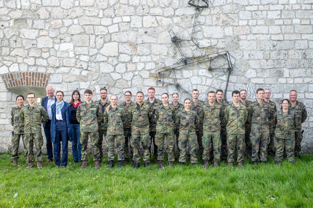 JsecNato's tweet photo. JSEC welcomes @unibw! One of the highlights: briefing and discussion with JSEC's new #CSEL, 🇱🇺 AdjMaj Hinger: "The CSEL is COM’s voice and soldiers' ears", he explained. #StrongerTogether More about the tasks of a CSEL on JSEC webpage 👉https://t.co/LHggI7PIjv
📸by OR-4 Seegert https://t.co/kccSjd4BHM