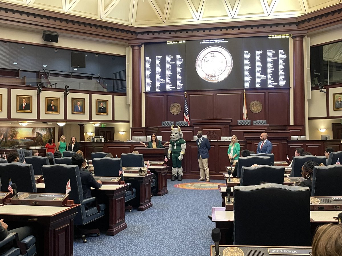 SusanLValdesFL's tweet photo. Very happy to meet with the incredible group of students yesterday at @USouthFlorida Day at the Capitol. I’m so proud of the impact they’re already making. Thank you to USF for empowering these future changemakers. It’s always a great day when Rocky’s around! #USFDAY #GoBulls https://t.co/71RqpeJzIn