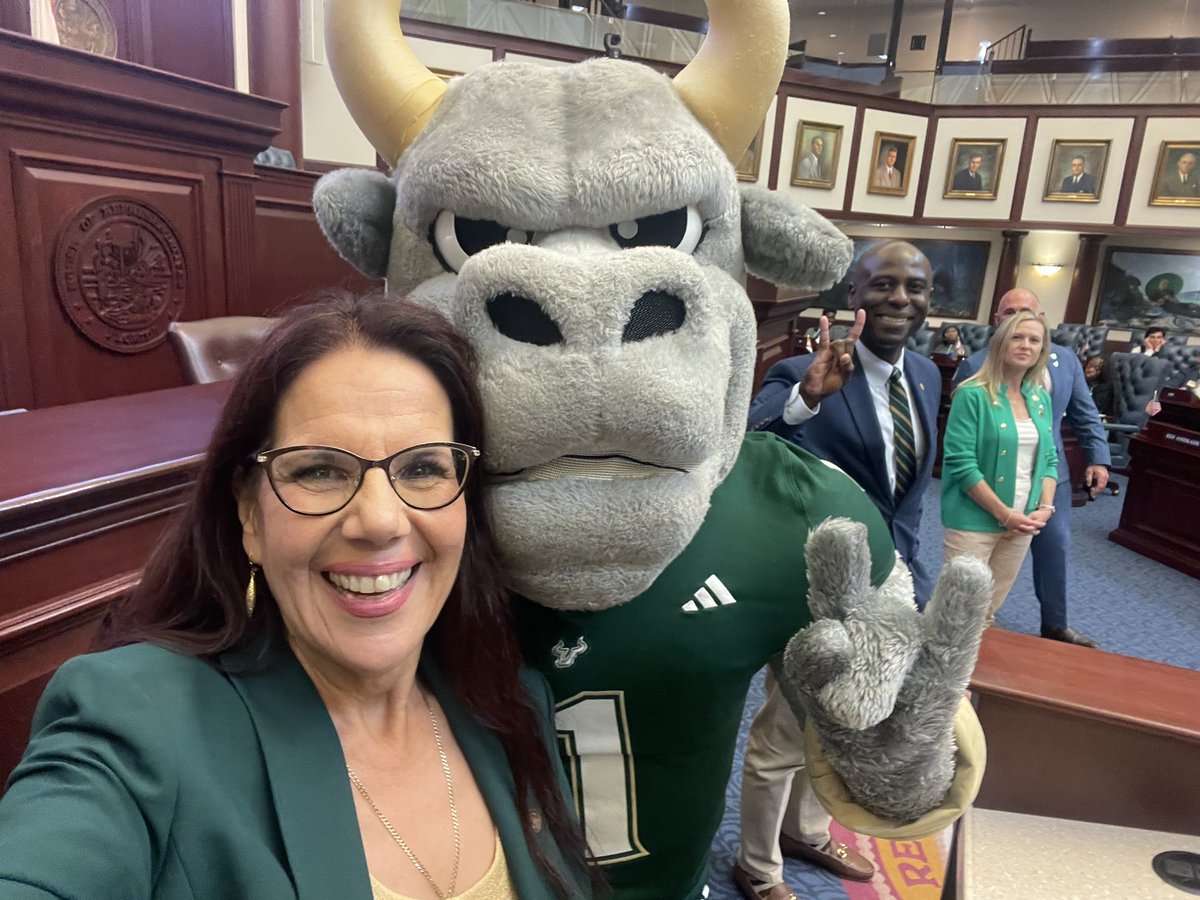 SusanLValdesFL's tweet photo. Very happy to meet with the incredible group of students yesterday at @USouthFlorida Day at the Capitol. I’m so proud of the impact they’re already making. Thank you to USF for empowering these future changemakers. It’s always a great day when Rocky’s around! #USFDAY #GoBulls https://t.co/71RqpeJzIn