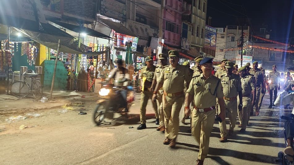 bandapolice's tweet photo. #bandapolice पुलिस अधीक्षक बांदा #अंकुर_अग्रवाल के निर्देशन में कानून एवं शांति व्यवस्था बनाए रखने हेतु क्षेत्राधिकारी बबेरू द्वारा कस्बा बबेरू में पुलिस बल के साथ मुख्य मार्गों व भीड़-भाड़ वाली जगहों पर पैदल गश्त कर संदिग्ध व्यक्तियों/वाहनों को किया गया चेक।
#FootPatrolling https://t.co/oD1BEKlDeN