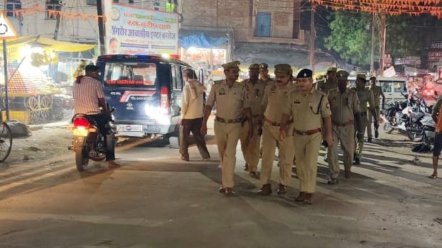 bandapolice's tweet photo. #bandapolice पुलिस अधीक्षक बांदा #अंकुर_अग्रवाल के निर्देशन में कानून एवं शांति व्यवस्था बनाए रखने हेतु क्षेत्राधिकारी बबेरू द्वारा कस्बा बबेरू में पुलिस बल के साथ मुख्य मार्गों व भीड़-भाड़ वाली जगहों पर पैदल गश्त कर संदिग्ध व्यक्तियों/वाहनों को किया गया चेक।
#FootPatrolling https://t.co/oD1BEKlDeN