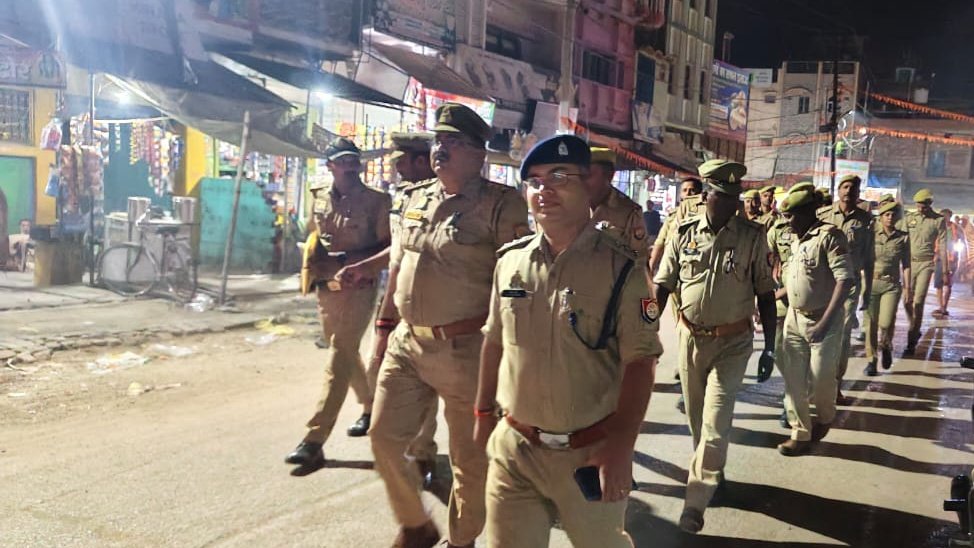 #bandapolice पुलिस अधीक्षक बांदा #अंकुर_अग्रवाल के निर्देशन में कानून एवं शांति व्यवस्था बनाए रखने हेतु क्षेत्राधिकारी बबेरू द्वारा कस्बा बबेरू में पुलिस बल के साथ मुख्य मार्गों व भीड़-भाड़ वाली जगहों पर पैदल गश्त कर संदिग्ध व्यक्तियों/वाहनों को किया गया चेक।
#FootPatrolling
