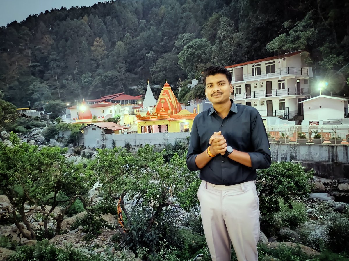 Ghanshy80208939's tweet photo. #देवभूमि_उत्तराखंड_के_कैंची_धाम में #श्री_हनुमान_जी_महाराज के परम भक्त #पूज्यनीय_बाबा_श्री_नीम_करौरी_महाराज_जी के  आज दिनांक 15 अप्रैल 2025 दिन मंगलवार को दिव्य दर्शन कर पूजन करने का सौभाग्य प्राप्त हुआ। 
         श्री महाराज जी अपनी कृपा सदैव हम सभी पर बनाए रखें।
#kechidham https://t.co/b4fj140cFj