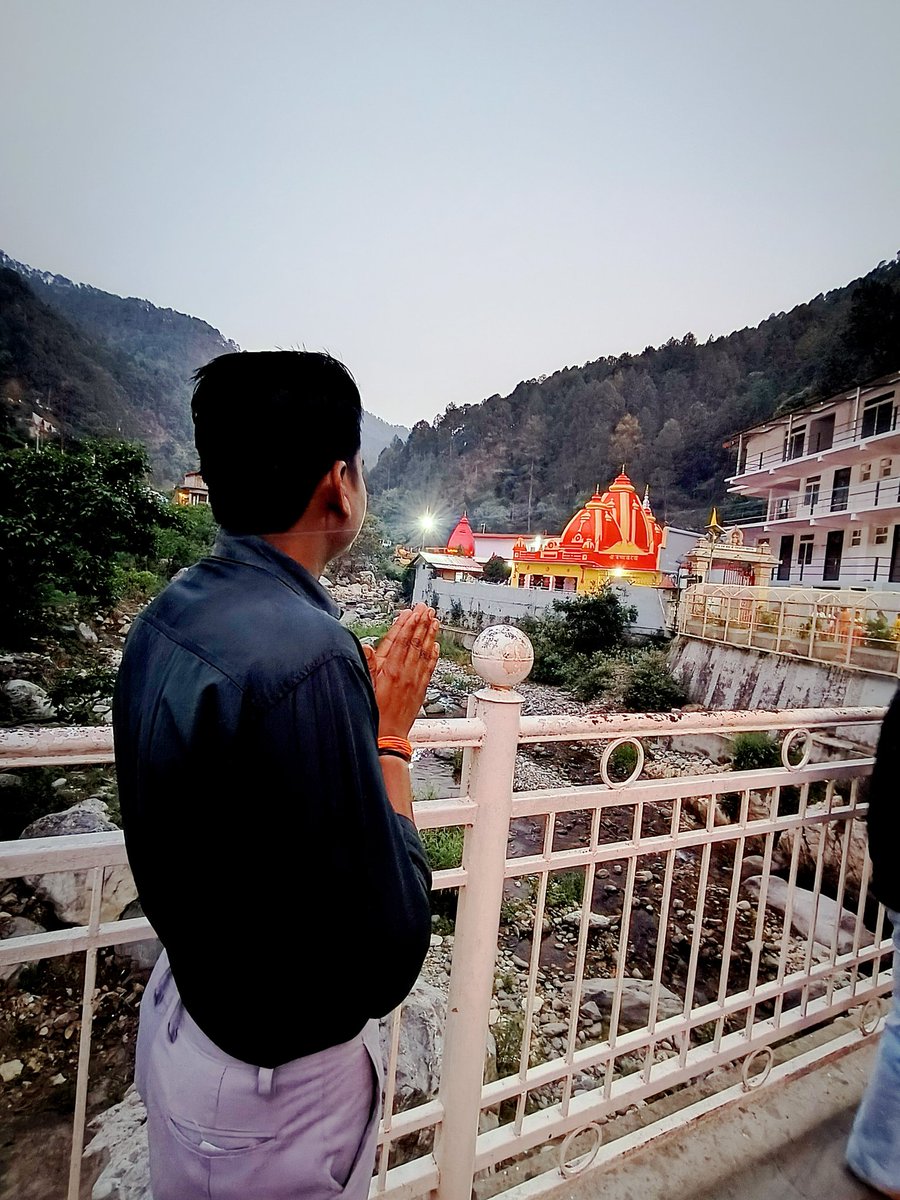 Ghanshy80208939's tweet photo. #देवभूमि_उत्तराखंड_के_कैंची_धाम में #श्री_हनुमान_जी_महाराज के परम भक्त #पूज्यनीय_बाबा_श्री_नीम_करौरी_महाराज_जी के  आज दिनांक 15 अप्रैल 2025 दिन मंगलवार को दिव्य दर्शन कर पूजन करने का सौभाग्य प्राप्त हुआ। 
         श्री महाराज जी अपनी कृपा सदैव हम सभी पर बनाए रखें।
#kechidham https://t.co/b4fj140cFj