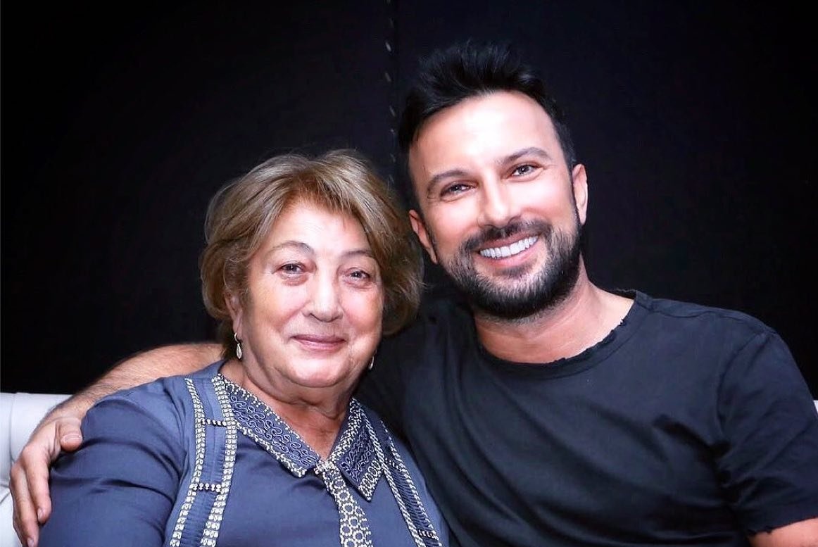 Tarkan'ın annesi Neşe Tevetoğlu, geçirdiği kalp krizi nedeniyle hayatını kaybetti...