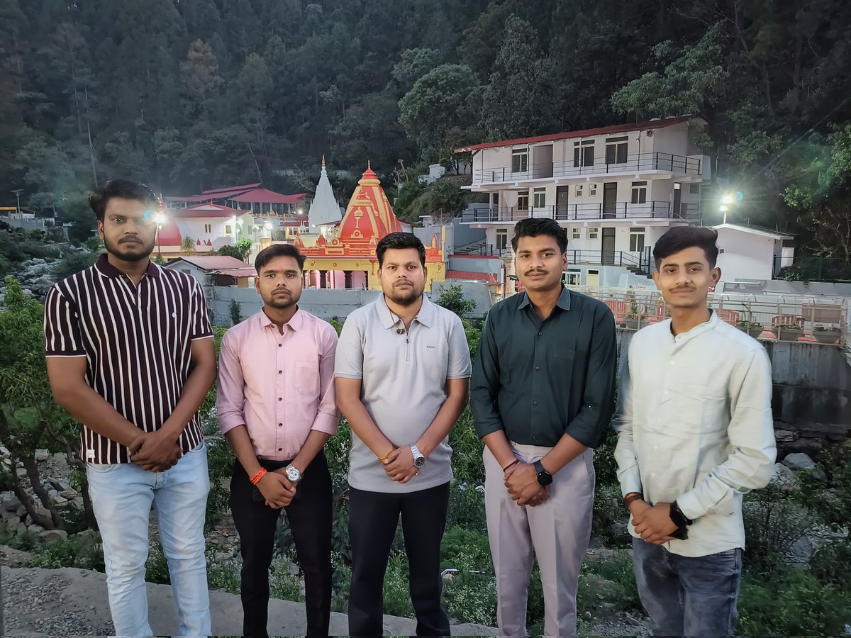 Ghanshy80208939's tweet photo. #देवभूमि_उत्तराखंड_के_कैंची_धाम में #श्री_हनुमान_जी_महाराज के परम भक्त #पूज्यनीय_बाबा_श्री_नीम_करौरी_महाराज_जी के  आज दिनांक 15 अप्रैल 2025 दिन मंगलवार को दिव्य दर्शन कर पूजन करने का सौभाग्य प्राप्त हुआ। 
         श्री महाराज जी अपनी कृपा सदैव हम सभी पर बनाए रखें।

#kechidham https://t.co/TWm8lyAtuE