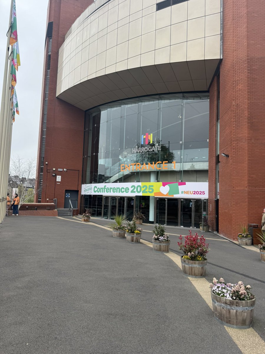 It’s been such an incredible week lipspeaking for the <a href="/NEUnion/">National Education Union</a> Conference in Harrogate! 🤓

I swear everyday I wake up a little colder though, where has the sun gone?! 🥶 #SuchASoutherner