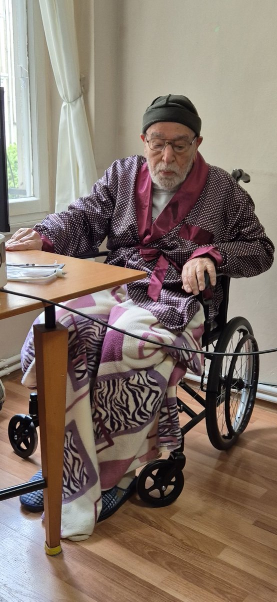 Kıymetli dostlar. Resmini gördüğünüz, Arap dili ve edebiyatının yaşayan en büyük âlimlerinden Prof. Dr. Fahreddin Kabâve. 92 yaşında. Yaşına rağmen çalışmalarına devam ediyor ancak uykusuzluk problemi var. Eve gelebilecek uzman bir nöroloji doktoruna ihtiyacımız var.