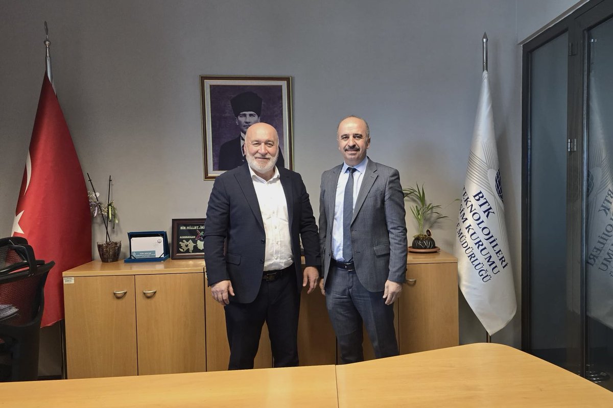 Türk Mühendisler Derneği Genel Başkanı Yaşar Yekebağcı ile bir araya gelerek mesleğimiz olan mühendislik üzerine sohbet ettik. 

Görüşmemizde kıymetli mühendis arkadaşlarımızın geçen yıllar içinde eriyen haklarını telafi etmek adına verdikleri mücadelenin görmezden