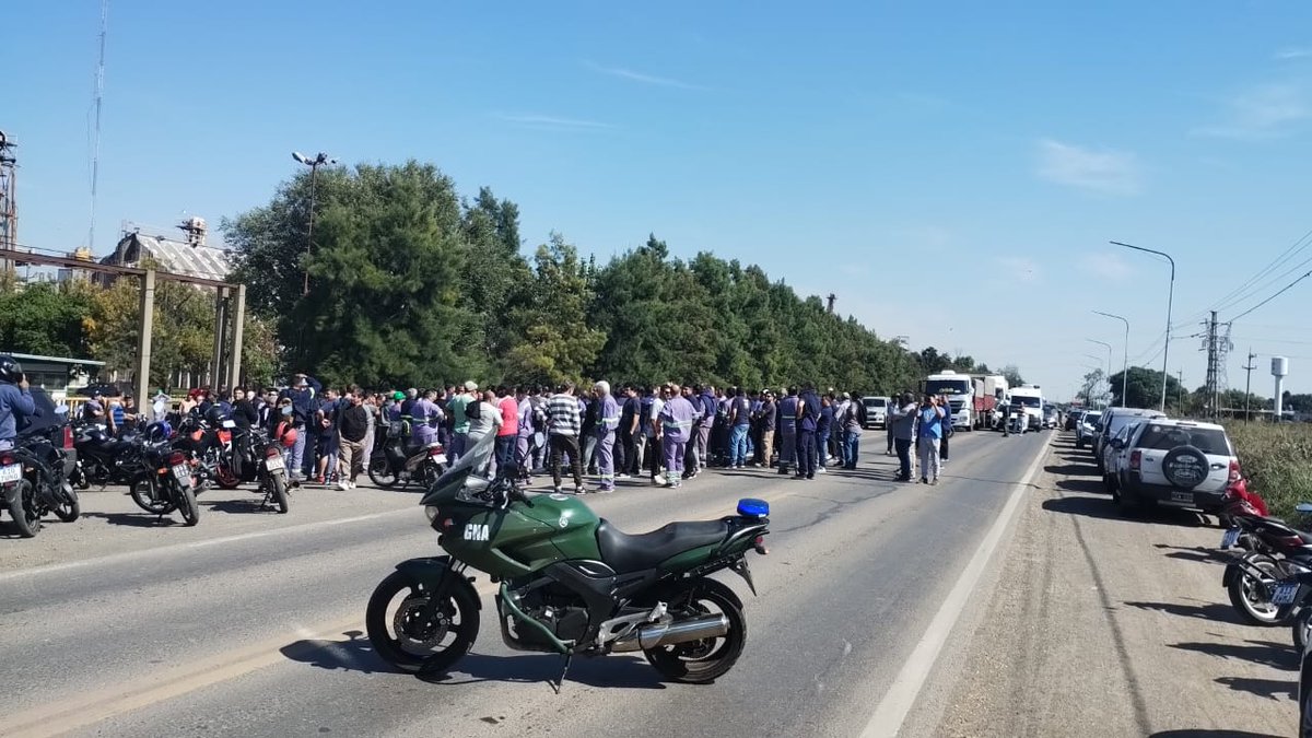 Atención! #RNA012

Corte total frente a la planta de Vicentin en #Ricardone.

▶️Evitar la zona.