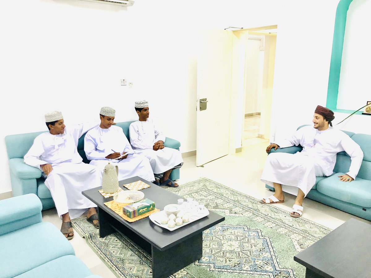 قام فريق المواطنة بالمدرسة بزيارة ميدانية لكل من هيئة البيئة ممثلة بالمديرية العامة للبيئة في محافظة ظفار حيث قام الطلبة بعمل مقابلة مع المهندس عبدالله بن محمد عيدروس مهندس بيئي بقسم المواد الكيميائية وإدارة النفايات . للإستفسار عن دور هيئة البيئة فيما يخص النفايات الإلكترونية .