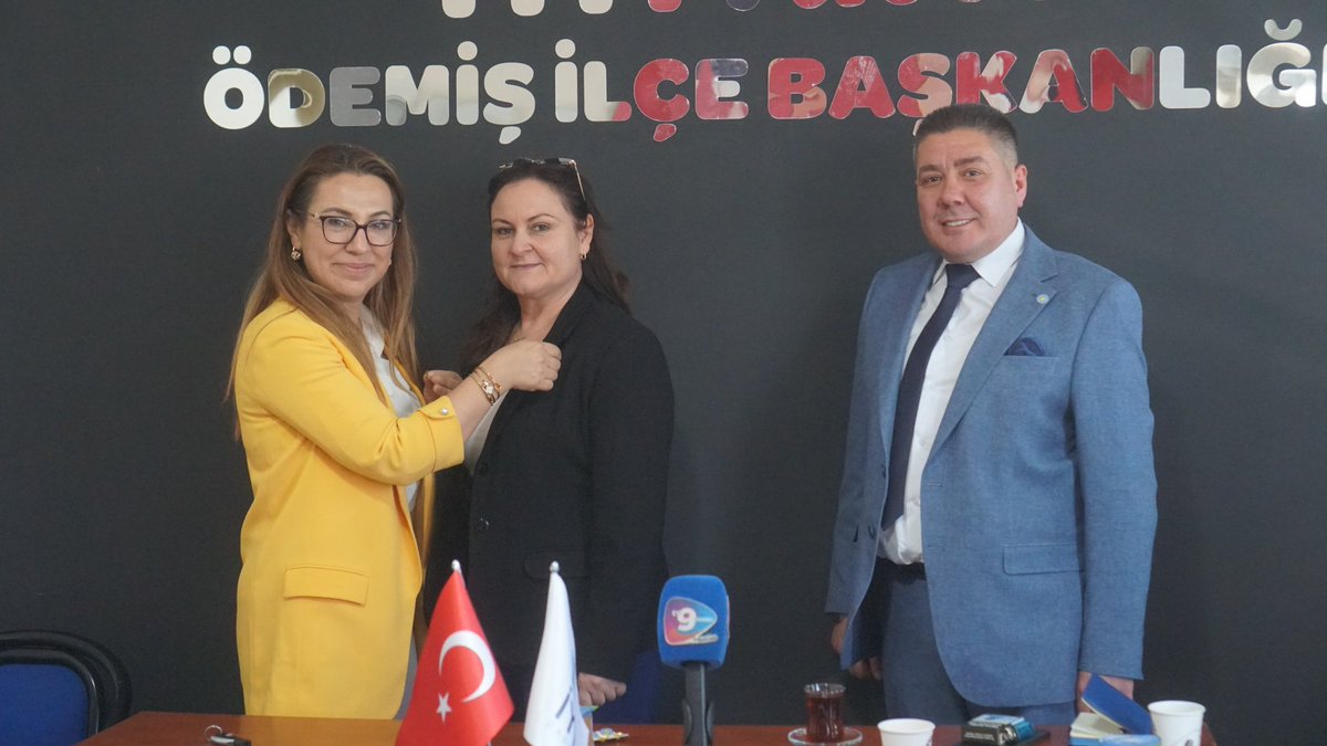 iyiparti35_'s tweet photo. İl Başkanımız Sn. Ülkü Doğan, Ödemiş İlçe Başkanlığımıza ziyarette bulunmuş ,aramıza katılan yeni İYİlere Parti rozetlerini takmıştır. İlçe Başkanımız Sn. İbrahim Kaya ve yönetimine nazik ev sahiplikleri için teşekkür ederiz. 
#iyikigeldiniz🔆 https://t.co/deuR2XnCD7