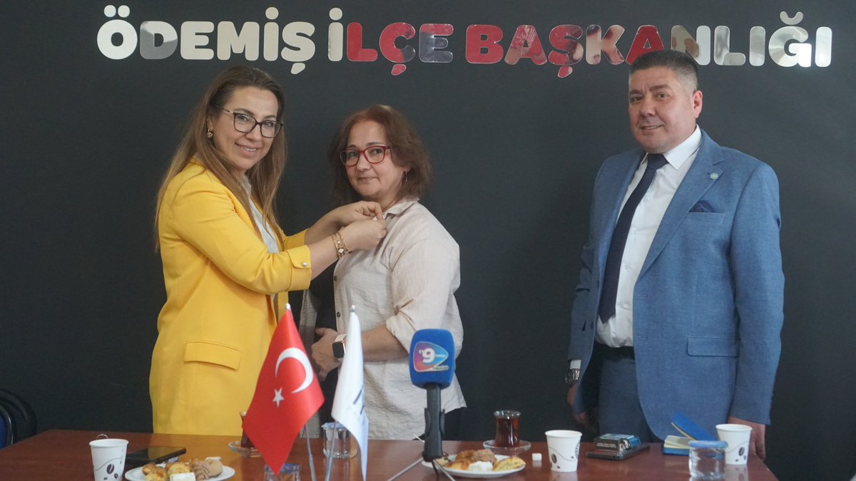iyiparti35_'s tweet photo. İl Başkanımız Sn. Ülkü Doğan, Ödemiş İlçe Başkanlığımıza ziyarette bulunmuş ,aramıza katılan yeni İYİlere Parti rozetlerini takmıştır. İlçe Başkanımız Sn. İbrahim Kaya ve yönetimine nazik ev sahiplikleri için teşekkür ederiz. 
#iyikigeldiniz🔆 https://t.co/deuR2XnCD7