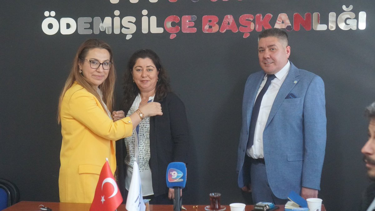 iyiparti35_'s tweet photo. İl Başkanımız Sn. Ülkü Doğan, Ödemiş İlçe Başkanlığımıza ziyarette bulunmuş ,aramıza katılan yeni İYİlere Parti rozetlerini takmıştır. İlçe Başkanımız Sn. İbrahim Kaya ve yönetimine nazik ev sahiplikleri için teşekkür ederiz. 
#iyikigeldiniz🔆 https://t.co/deuR2XnCD7