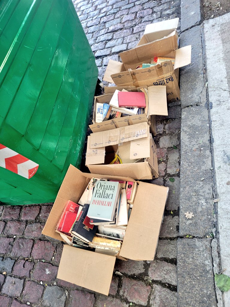 bsasperdida's tweet image. Tengo una infinidad de libros para leer pero no puedo resistir verlos tirados en la calle, buscando un nuevo hogar... ¡algunos tengo que adoptar!
Están en José Cubas y Emilio Lamarca. Todavía quedan bastantes