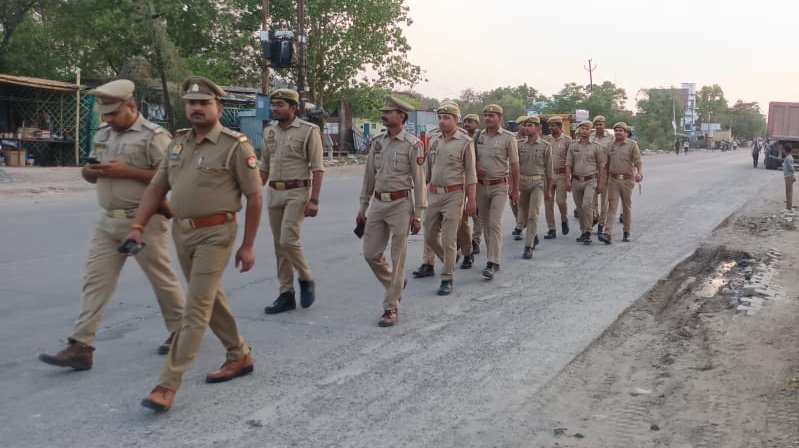 #bandapolice पुलिस अधीक्षक बांदा #अंकुर_अग्रवाल के निर्देशन में जनपद में कानून एवं शांति व्यवस्था बनाए रखने हेतु थाना मटौंध पुलिस द्वारा मुख्य मार्गों व भीड़-भाड़ वाली जगहों पर पैदल गश्त कर संदिग्ध व्यक्तियों/वाहनों को किया गया चेक।
#FootPatrolling
#UPPolice