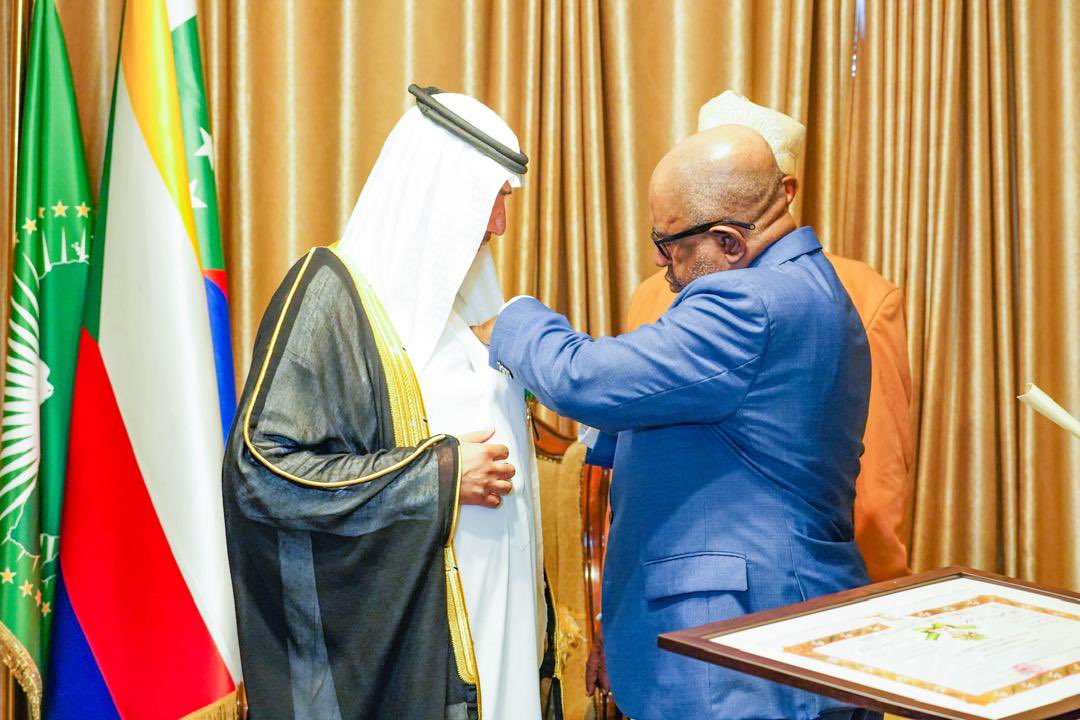 KSAembassyKM's tweet photo. منح فخامة الرئيس عثمان غزالي رئيس جمهورية القمر المتحدة، اليوم ١٦ أبريل ٢٠٢٥م، سعادة السفير د. عطاالله الزايد AtallahZAlzayed@ وسام الهلال الأخضر من درجة فارس، أعلى أوسمة الدولة، بمناسبة انتهاء مهامه، بحضور رسمي وإعلامي واسع. https://t.co/J5L53eSofc