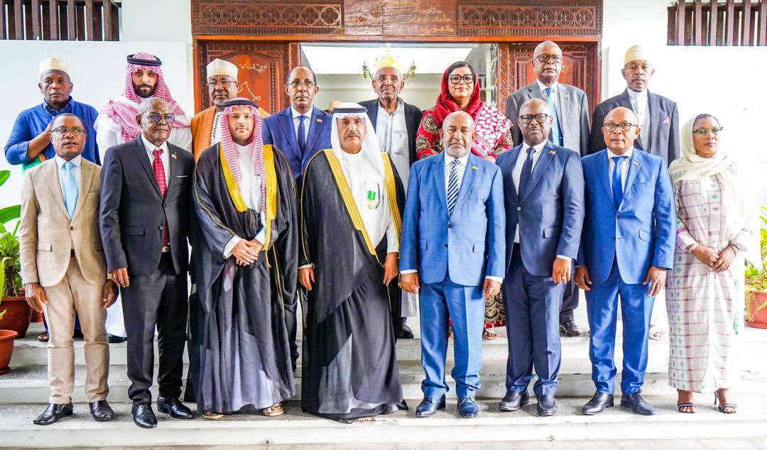 KSAembassyKM's tweet photo. منح فخامة الرئيس عثمان غزالي رئيس جمهورية القمر المتحدة، اليوم ١٦ أبريل ٢٠٢٥م، سعادة السفير د. عطاالله الزايد AtallahZAlzayed@ وسام الهلال الأخضر من درجة فارس، أعلى أوسمة الدولة، بمناسبة انتهاء مهامه، بحضور رسمي وإعلامي واسع. https://t.co/J5L53eSofc