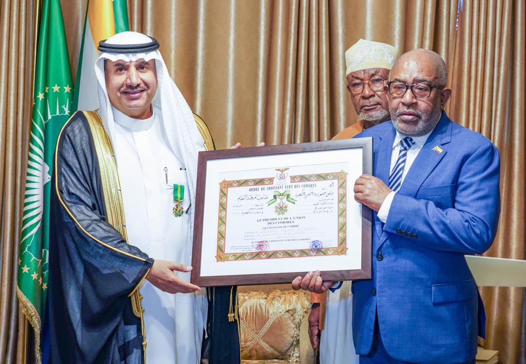 KSAembassyKM's tweet photo. منح فخامة الرئيس عثمان غزالي رئيس جمهورية القمر المتحدة، اليوم ١٦ أبريل ٢٠٢٥م، سعادة السفير د. عطاالله الزايد AtallahZAlzayed@ وسام الهلال الأخضر من درجة فارس، أعلى أوسمة الدولة، بمناسبة انتهاء مهامه، بحضور رسمي وإعلامي واسع. https://t.co/J5L53eSofc