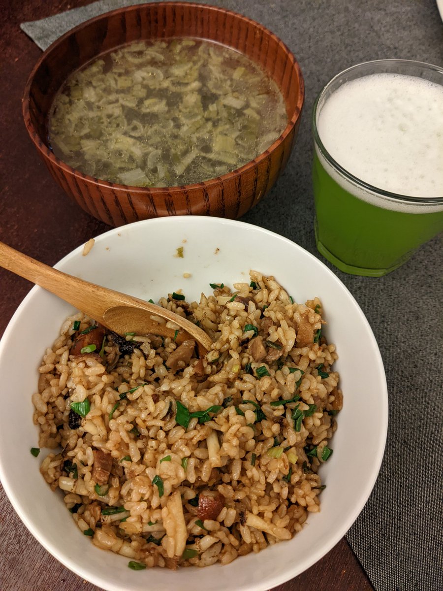 BlueHeartsUWS's tweet photo. Homemade bitter melon juice
#FishMint fried rice #guizhou style
seaweed &amp; scallion chicken soup
#WeekdayDinner

手作り苦瓜ジュース
#貴州 風 #ドクダミ茎 の炒飯
ワカメとネギの鶏スープ
#香港自炊生活 https://t.co/Cqbf1ck7q6