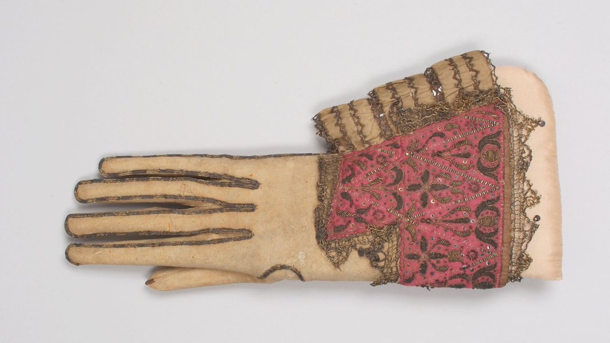 This men's gauntlet glove from around 1615 has wonderful applied panels of blossom-pink silk. The panels have a floral diamond-lattice design, embroidered in gold metal threads and spangles, adding a touch of opulence.

Find out more: theglovecollection.uk/gloves/gct-233…