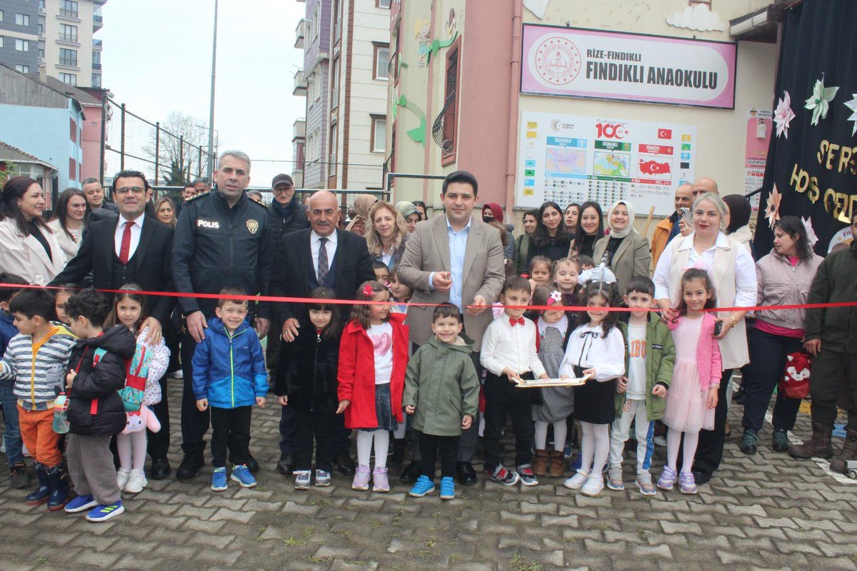 Findiklikymkmlk's tweet photo. Kaymakamımız Sn. Murat ÇÜRÜK, Fındıklı Anaokulu tarafından düzenlenen Fotoğraf Sergisini ziyaret ederek açılışını gerçekleştirdi. https://t.co/yVEcVMqOdr