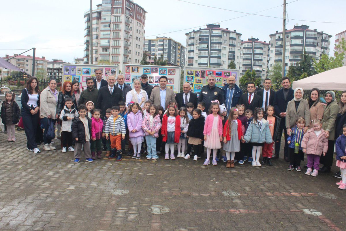 Findiklikymkmlk's tweet photo. Kaymakamımız Sn. Murat ÇÜRÜK, Fındıklı Anaokulu tarafından düzenlenen Fotoğraf Sergisini ziyaret ederek açılışını gerçekleştirdi. https://t.co/yVEcVMqOdr
