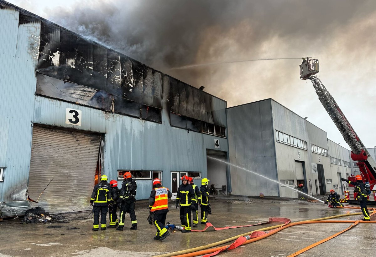 Seine-et-Marne : spectaculaire incendie dans un entrepôt à Pontault-Combault
➡️ l.leparisien.fr/TGJw