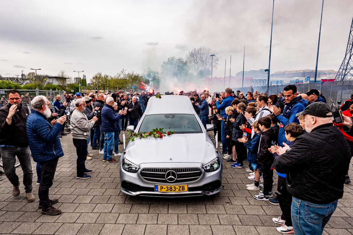 Feyenoord's tweet photo. Een laatste groet aan Leo Beenhakker… 🌹 https://t.co/vXUoXfWZ4W